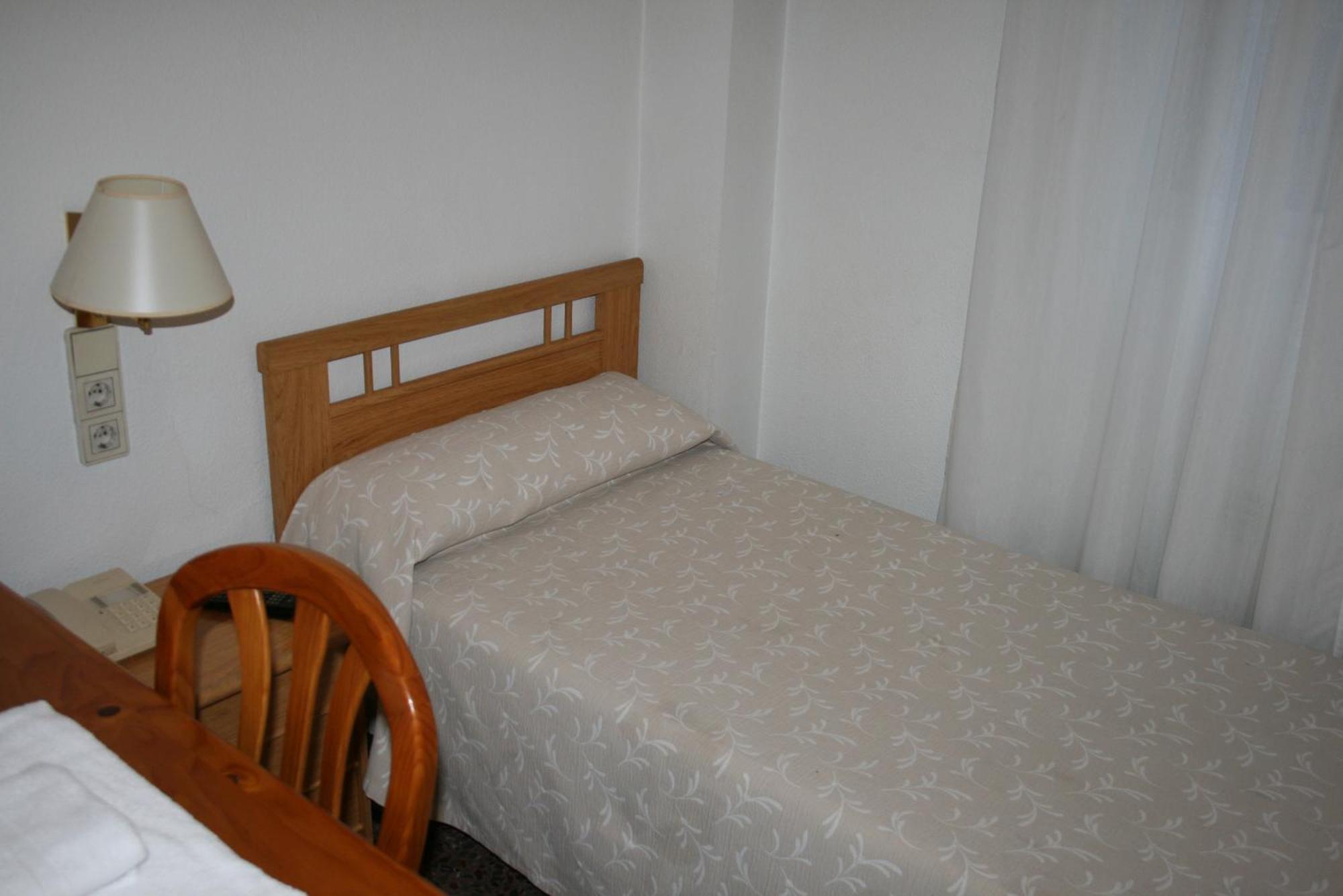 Hostal Puente De Piedra Zaragoza Szoba fotó