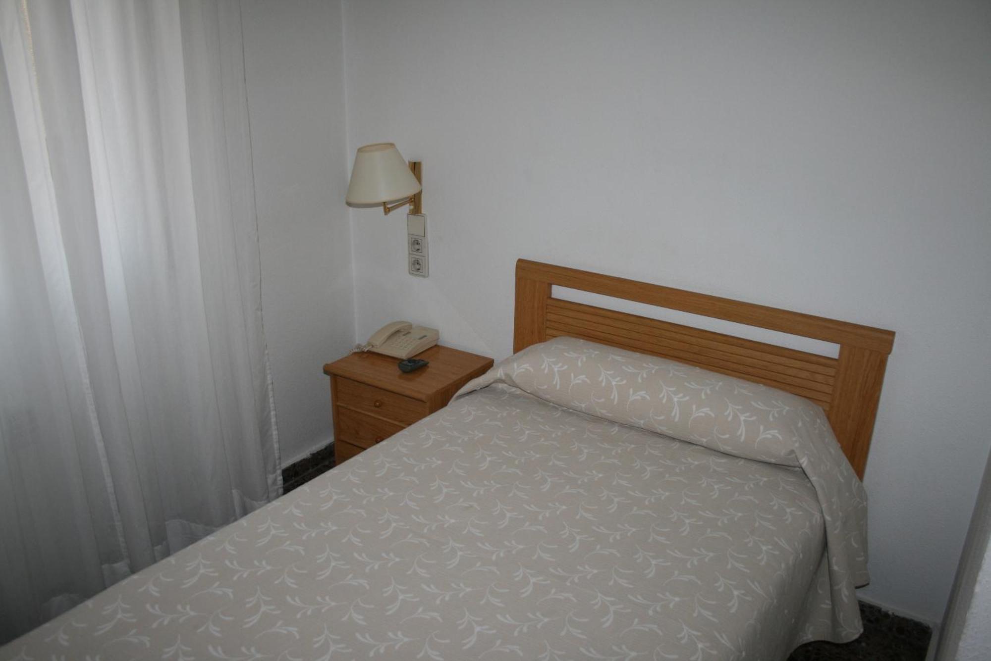 Hostal Puente De Piedra Zaragoza Szoba fotó