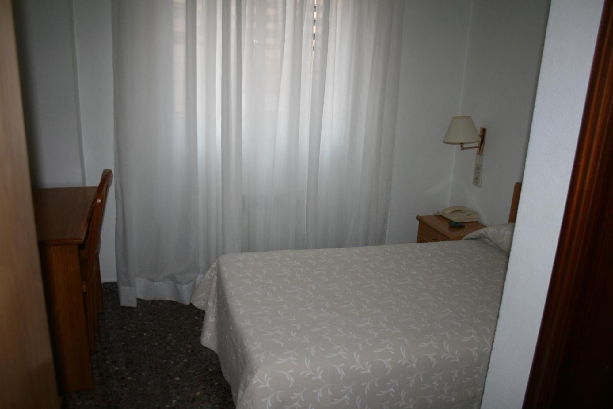 Hostal Puente De Piedra Zaragoza Szoba fotó