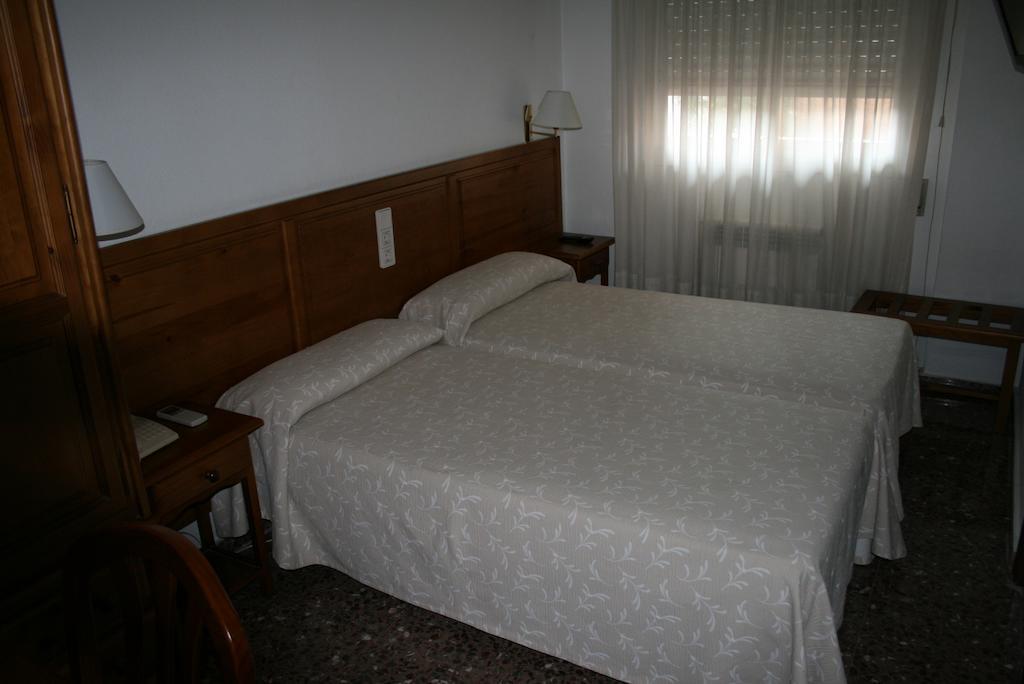 Hostal Puente De Piedra Zaragoza Szoba fotó