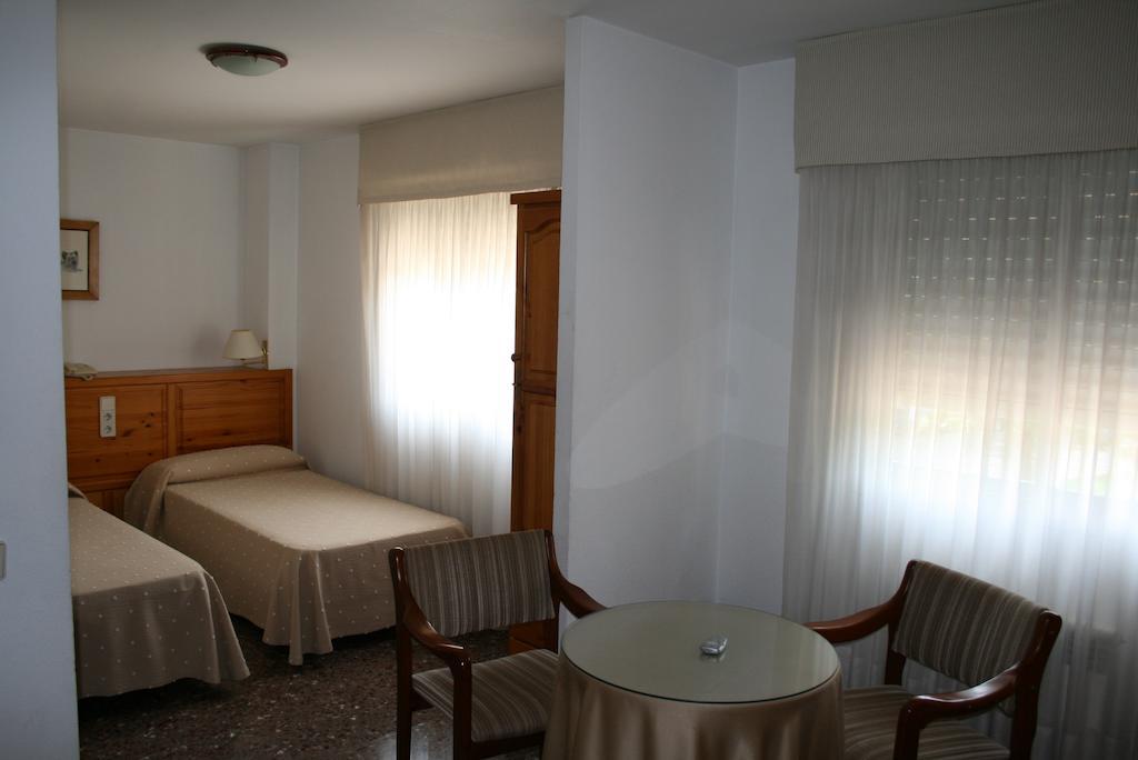 Hostal Puente De Piedra Zaragoza Szoba fotó